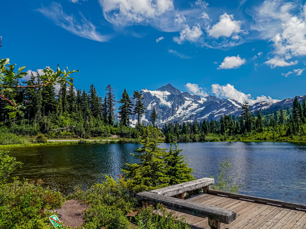 Washington-Lake-Trees-and-Mountains-Photo-Credit-Pavl-Polo